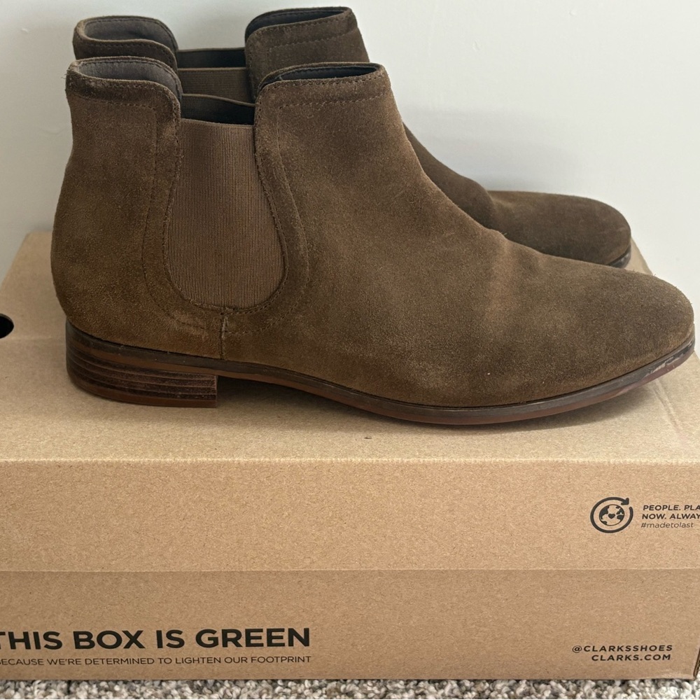 Clarks Men's Tan Suede Chukka Boots